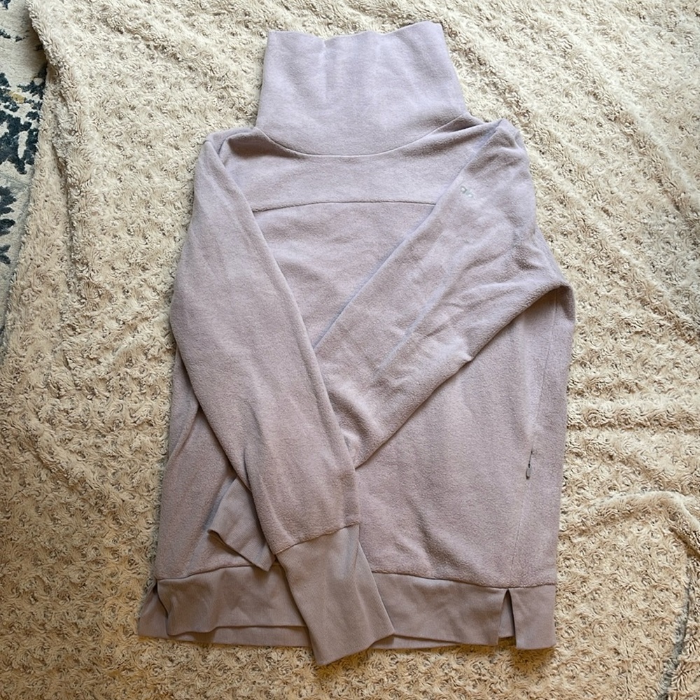 Alo yoga Large funnel neck sweatshirt size Large light lavender color